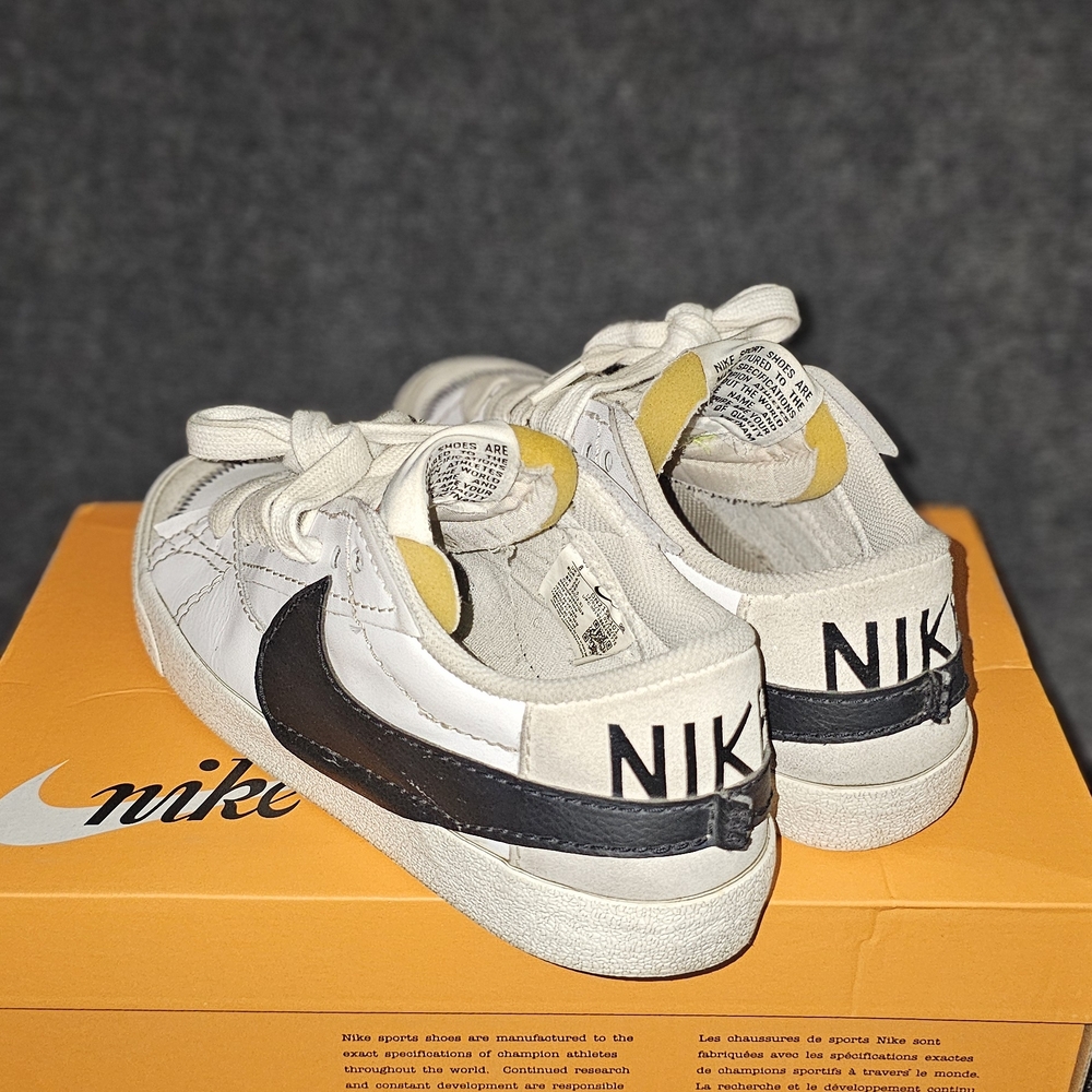 Nike White and Black Sneakers